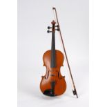 4/4-Violine Markneukirchen im Koffer. Klebezettel "Albert Götz Markneukirchen 1910". Zarge und