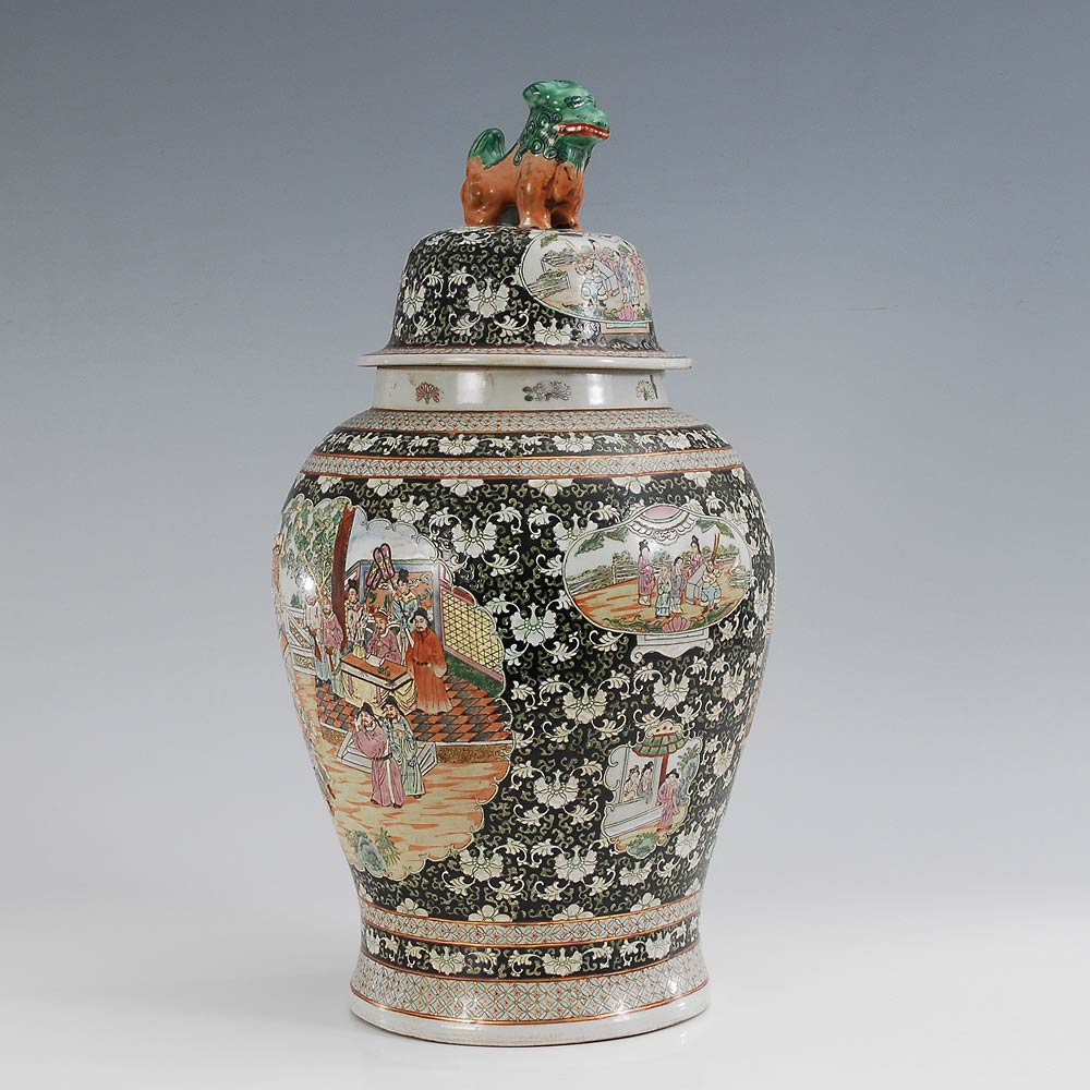 Sehr große Bodenvase mit Deckel. China, Porzellan, gemarkt. Bauchige Balustervase mit sehr feiner, - Image 2 of 3