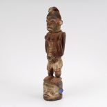 Auf einem Kopf stehende Figur. Ibo/Nigeria. Holz mit Farbfassung. Reich verzierte, farblich