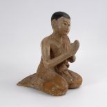 Betender. Südostasien, Holz, farbig gefasst. Kniende, männliche Figur mit erhobenen Händen zum Gebet