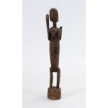 Stehende Figur mit abgebrochenen Armen. Dogon? Schweres Holz. Einfache, weibliche Figur auf