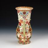Gründerzeit-Vase mit buntem Blumendekor. Undeutliche Blindmarke, Modell-Nr. 135, Dekor-Nr. 514.