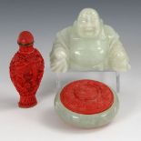 3 chinesische Kleinodien. Jade-Buddha, aus hellgrüner Jade. Sitzender Hotei. H 5,5 cm./