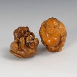 2 Netsuke Affenpaar und Hotei. Bräunlich getönt, einmal wohl Elfenbein, um 1920. Zwei sich