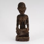 Sitzende Figur mit Baby. Bakongo/DR Kongo. Holz, dunkel gebeizt. Auf Sockel im Verschränkungssitz