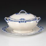 Jugendstil-Terrine "Blaue Olga", Villeroy & Boch. Braune Merkurmarke "Dresden", 1876 bis 1945. Ovale