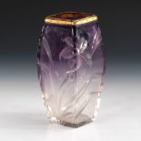 Jugendstil-Vase mit Schliffdekor, Moser. 1899. Farbloses Glas mit violett verlaufendem Innenfang und