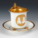 Tasse mit Reliefporträts, Meissen. Knaufschwerter "I", um 1820. Zylindertasse mit kraterförmig