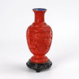 Rote Lackvase. China, wohl Anfang 20. Jh. Balustervase mit reliefierter Oberfläche, darauf zwei