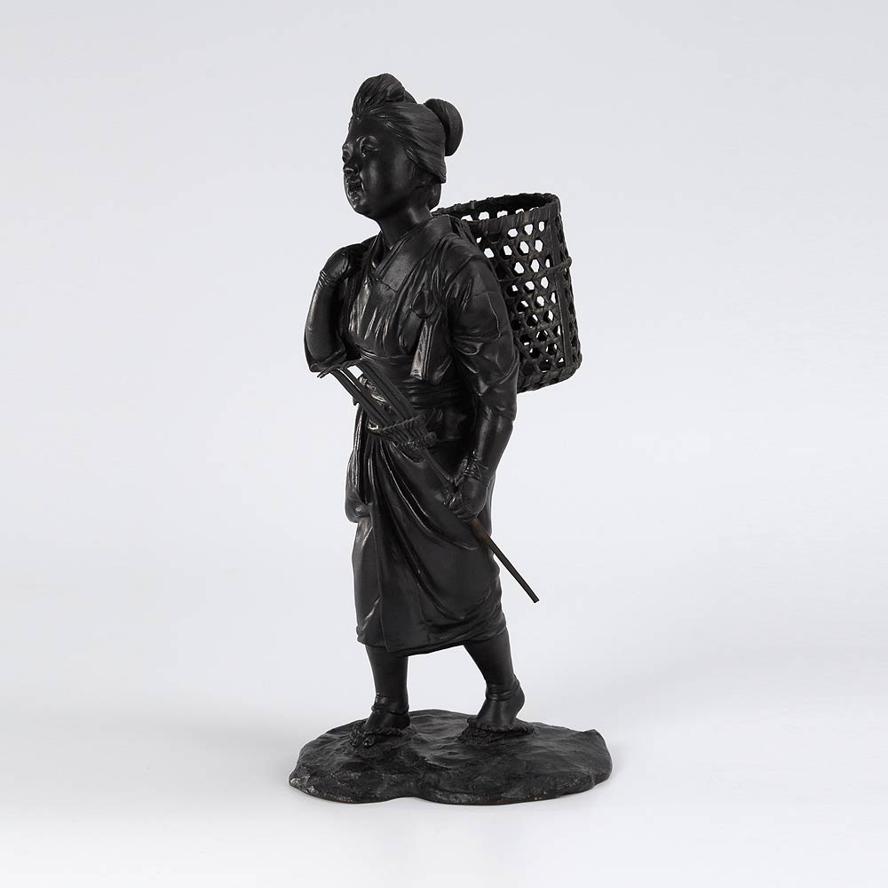 Große japanische Bronze-Figur einer Bäuerin. Japan um 1900. Bronze schwarz patiniert. Laufende junge - Image 3 of 5