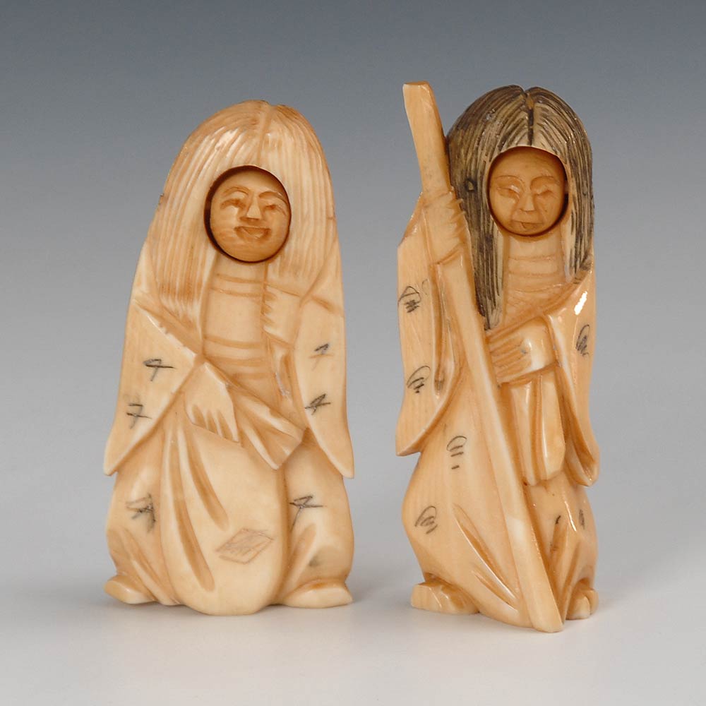 2 Netsuke mit beweglichen Köpfen. Elfenbein, signiert, um 1920. Zwei mythologische Figuren mit - Image 2 of 3