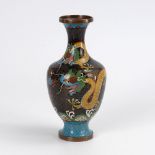 Cloisonnévase mit Drache. China, wohl 50er Jahre 20. Jh. Schlanke Balustervase mit Wölkchendekor auf