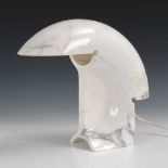 Design-Tischlampe "Biagio" aus Marmor. 1980er Jahre. Weißer Marmor mit dunkelgrauer Äderung, Entwurf