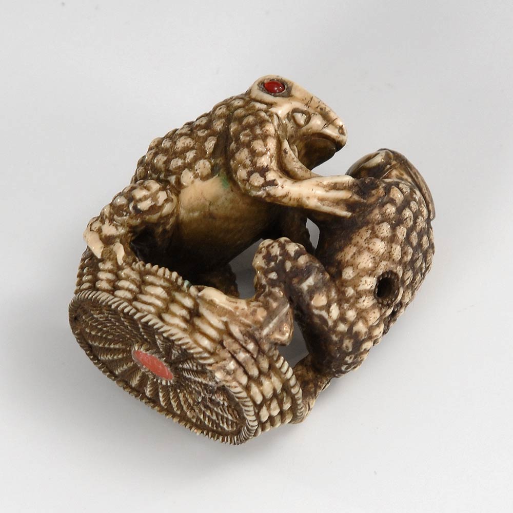 Ungewöhnliche Netsuke. Wohl Elfenbein, signiert, um 1900. Auf einem Bastkorb mit Früchten - Image 2 of 2