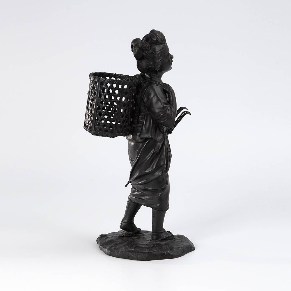 Große japanische Bronze-Figur einer Bäuerin. Japan um 1900. Bronze schwarz patiniert. Laufende junge - Image 4 of 5