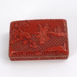 Rote Lackdose. China, 1. H. 20. Jh. Rechteckige Scharnierdose mit allseitigen Lackreliefs. Auf