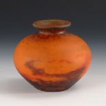 Französische Vase, Muller Frères. Signiert, ab 1919. Bauchige Vase aus farblosem Glas mit orangen,