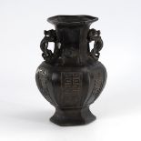Bronze-Vase China. Gemarkt. Sechskantige Balustervase mit reliefierten Schriftzeichen auf der