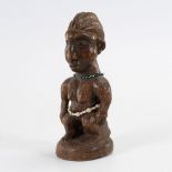 Kleine weibliche Holzfigur. Südafrika. Helleres Holz. Stehende Figur auf rundem Sockel, mit leicht