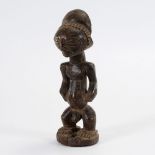 Kleine männliche Figur. Hemba/Luba, DR Kongo. Dunkles Holz. Stehende Figur auf runder