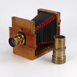 Plattenkamera. Um 1890. Mahagoni. Reisekamera (Klappkamera) mit Milchglasscheibe (13 x 18 cm) und