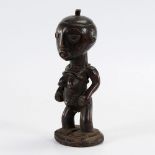 Stehende weibliche Figur. Luluwa/DR Kongo. Dunkles Holz. Runder Sockel und sehr große, angedeutete