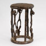 Bronzehocker. Bamun/Kamerun. Zylindrische Grundform mit Fußring und reliefierter Sitzfläche. Als