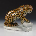 Leopard, Steiner & Müller Kunstwerkstätten. Stempelmarke. Auf einem stilisierten Steinsockel