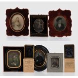 8 frühe Fotografien. 19. Jh. 4 Daguerreotypien: Pendants Damenbildnisse wohl mit Retuschen, je im