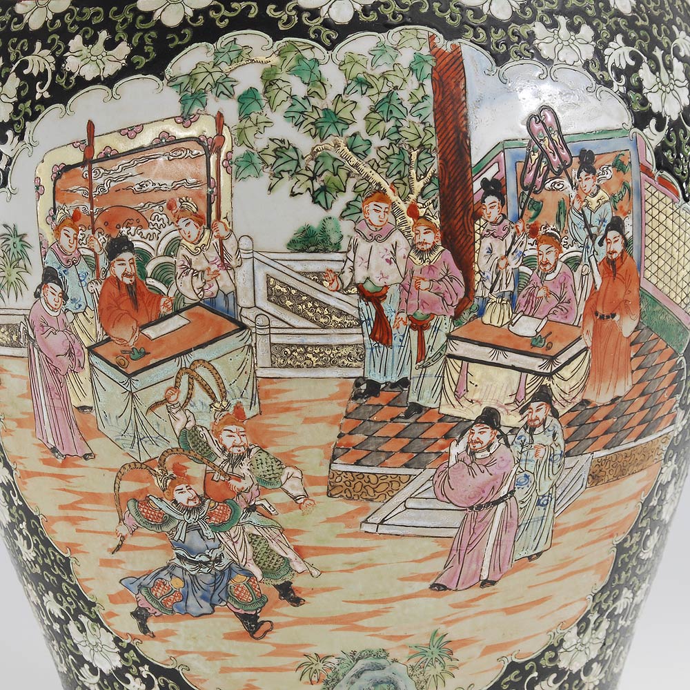 Sehr große Bodenvase mit Deckel. China, Porzellan, gemarkt. Bauchige Balustervase mit sehr feiner, - Image 3 of 3