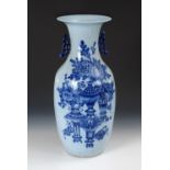 Große blaugraue Bodenvase. China, Porzellan. Balustervase mit weit ausgestelltem Rand und Handhaben.