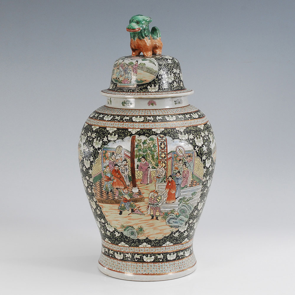 Sehr große Bodenvase mit Deckel. China, Porzellan, gemarkt. Bauchige Balustervase mit sehr feiner,