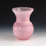 Vase "A Scavo", Murano. Signiert, um 1990. Nummeriert "327/899". Farbloses Glas mit zartrosa