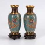 Paar fein gearbeitete Cloisonnévasen mit Drachendekor. China. Kleine Balustervasen mit Wölkchendekor