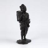 Große japanische Bronze-Figur einer Bäuerin. Japan um 1900. Bronze schwarz patiniert. Laufende junge