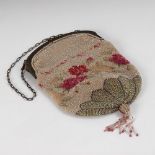 Gestrickte Perltasche 2.H.19.Jh. 2-zoniger ganzflächiger Dekor aus farbiger Rosenbordüre und