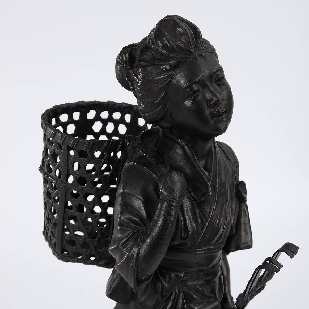 Große japanische Bronze-Figur einer Bäuerin. Japan um 1900. Bronze schwarz patiniert. Laufende junge - Image 2 of 5