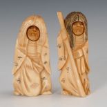 2 Netsuke mit beweglichen Köpfen. Elfenbein, signiert, um 1920. Zwei mythologische Figuren mit