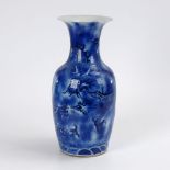 Ungewöhnliche blaue Vase mit Drachenmotiv. China, Porzellan, Unterglasur- Blaumalerei. Zwei schön