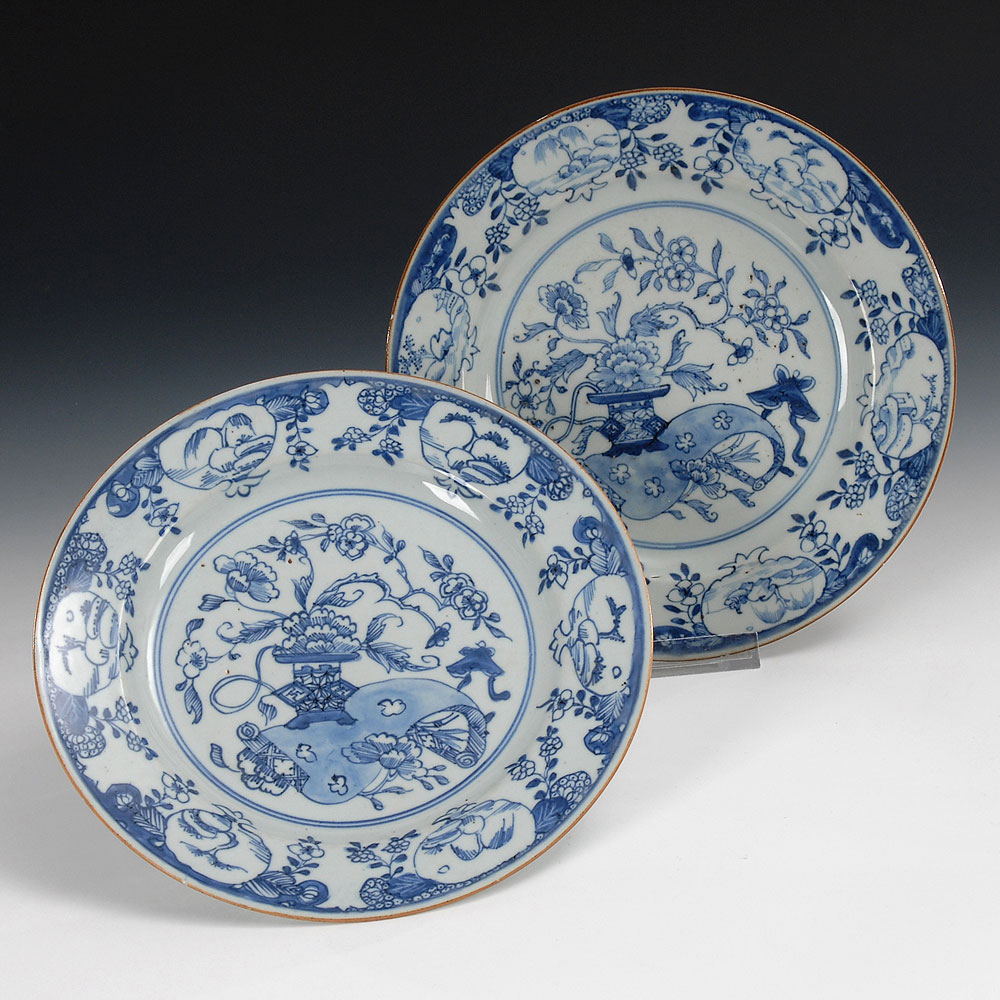 2 Teller mit Unterglasur-Blaumalerei. China, Porzellan, 19. Jh. Flache Teller mit flächigem
