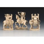 3 Reiterfiguren - Elfenbein. Ostasien, um 1900, gemarkt. Mythologische Figuren auf verschiedenen