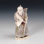 Okimon - Samurai. Elfenbein, um 1910, signiert, teils farbig gefaßt. Stehende Figur mit gezücktem