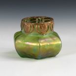 Jugendstil-Vase mit Steckaufsatz. Böhmen, um 1900/10. Grünes, transparentes Glas, irisiert. Gedrückt