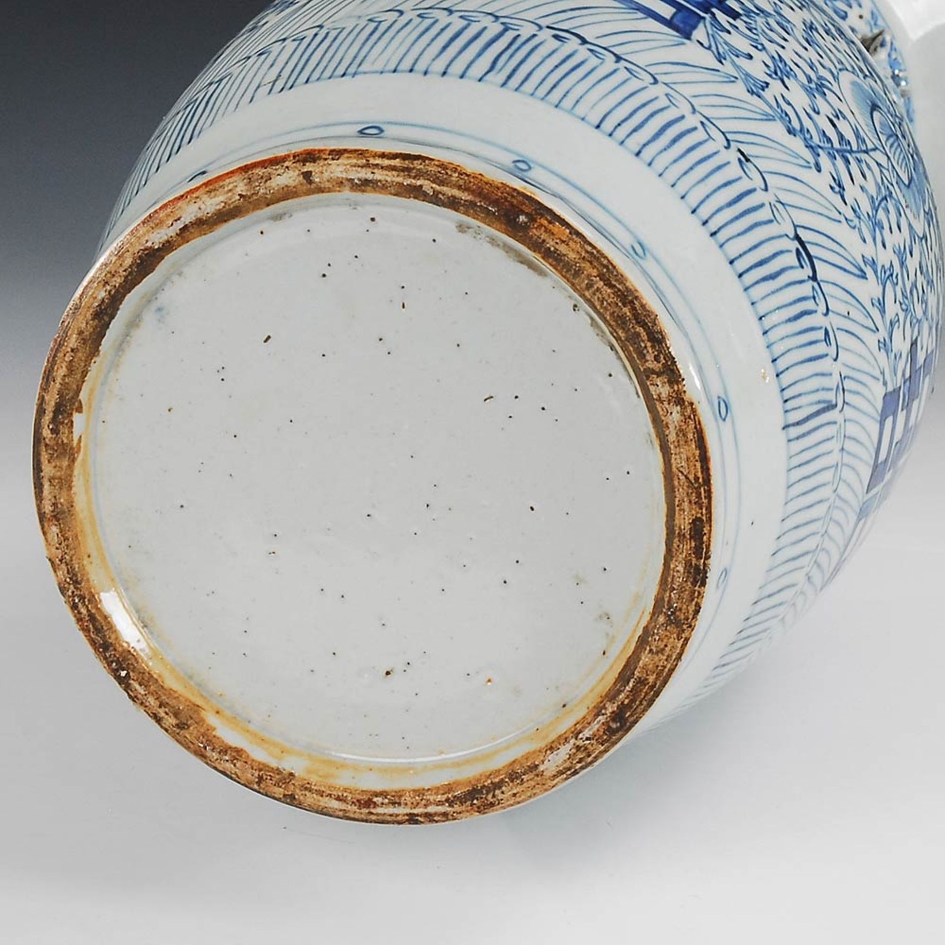 Chinesische Vase mit Unterglasur-Blaumalerei. Wohl Mitte 19. Jh. Schlanke Balusterform. Auf - Image 2 of 2
