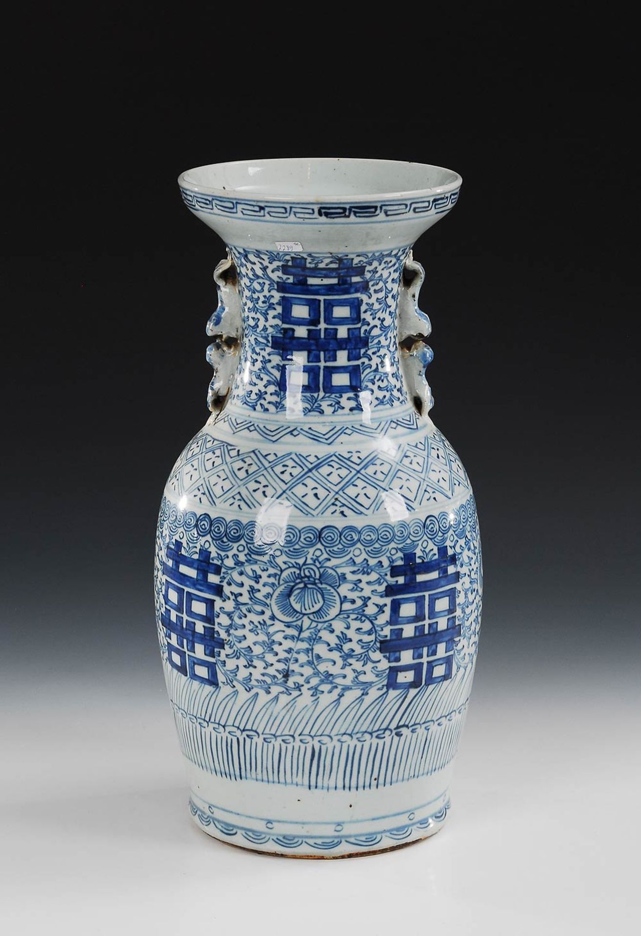 Chinesische Vase mit Unterglasur-Blaumalerei. Wohl Mitte 19. Jh. Schlanke Balusterform. Auf