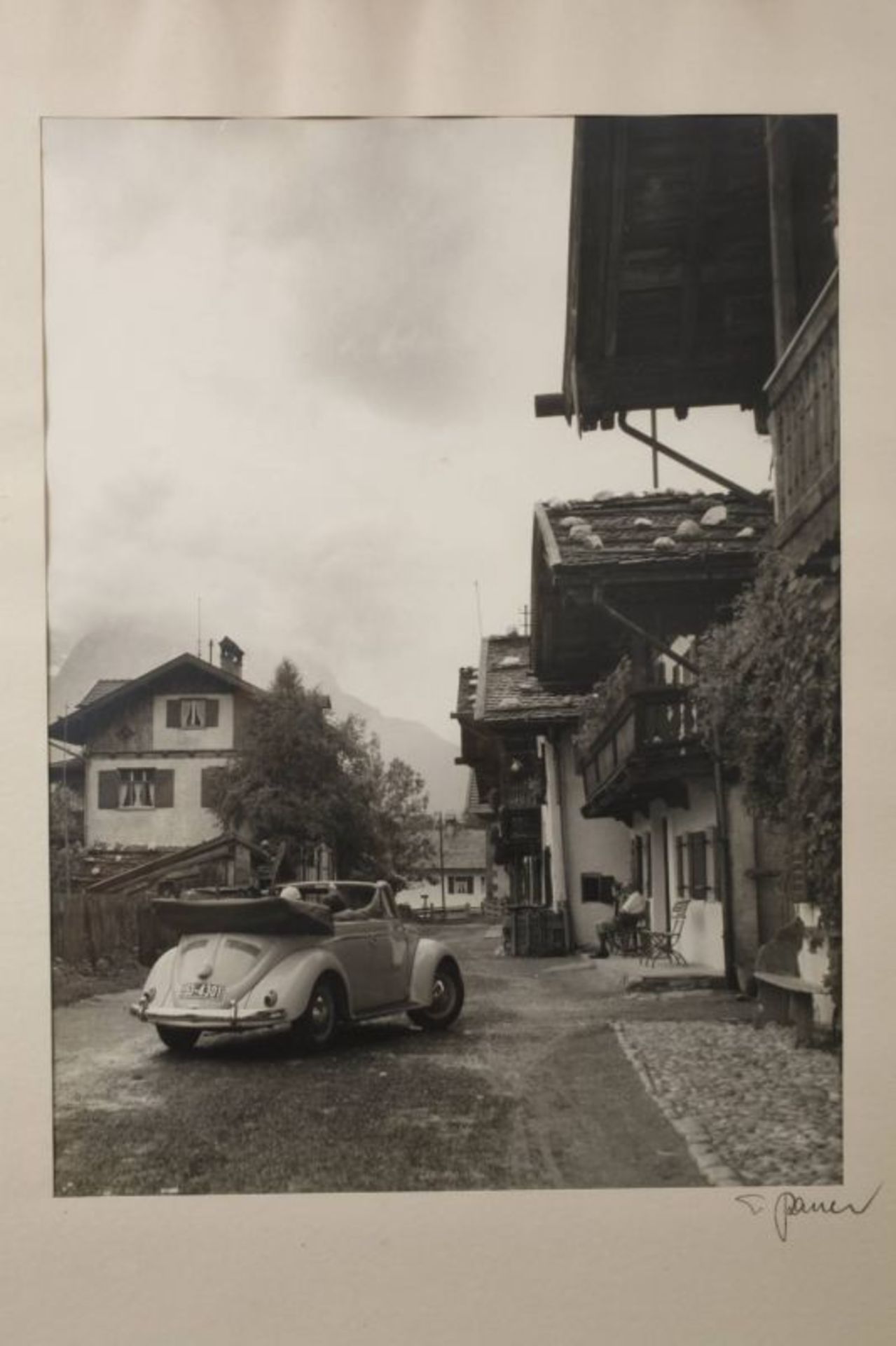 Erich Bauer, zwei Fotografien VW-Käfer auf Schwarzwälder Dorfstraße mit holzschindelgedeckten, - Bild 2 aus 4