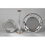 Drei Silberteile Mitte 20. Jh., zwei Teller in Barockform und eine schlanke Vase, gestempelt 925 und