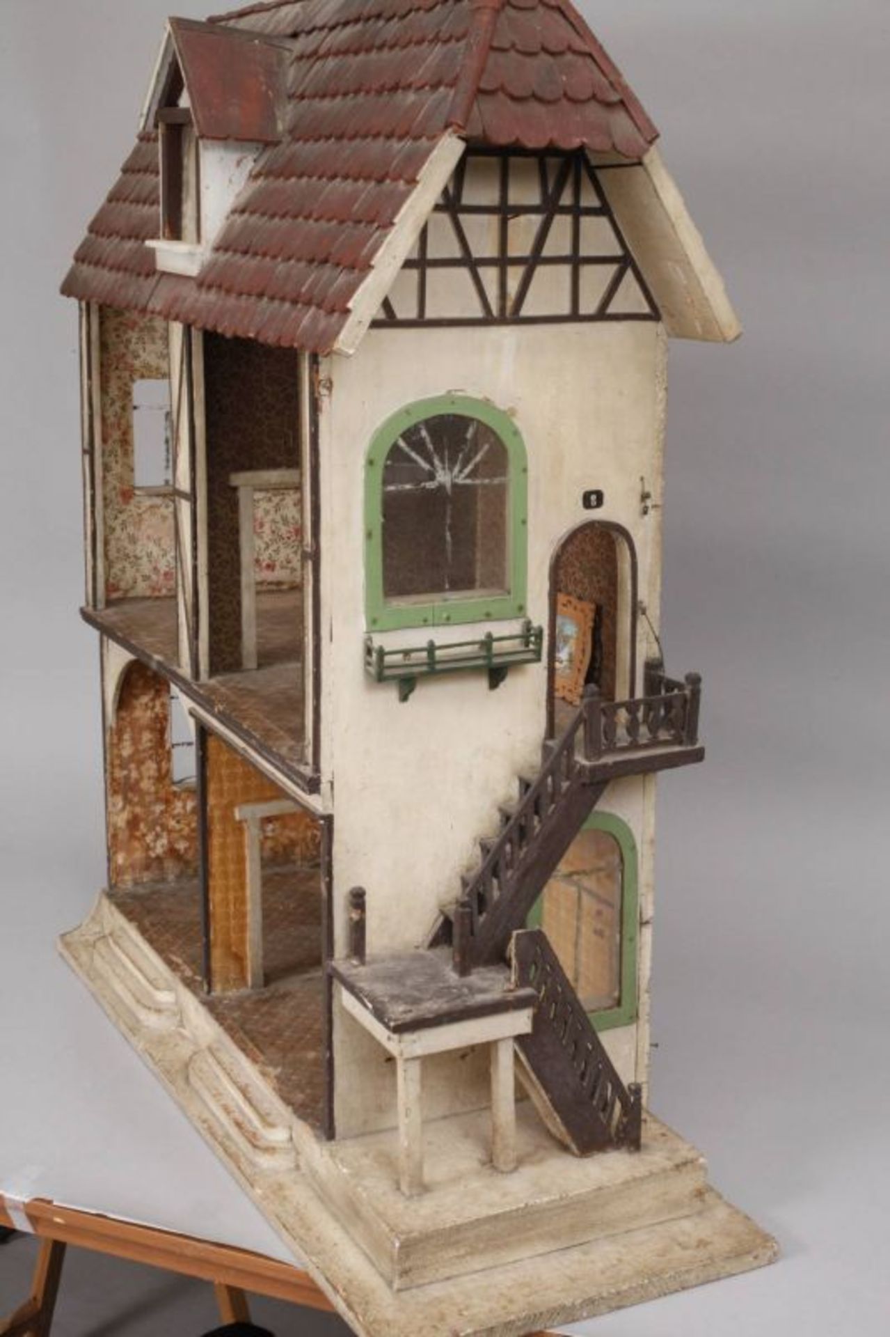 Großes Puppenhaus wohl Fa. Moritz Gottschalk, Marienberg/Erzgebirge, Anfang 20. Jh., Holzgehäuse - Bild 3 aus 4