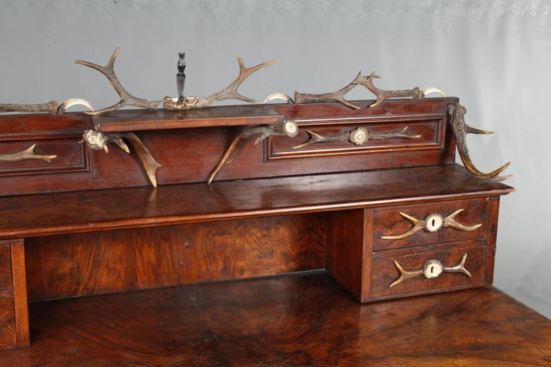 Jagdlicher Schreibtisch um 1870, nussbaumfurniert, reich verzierter Aufsatzschreibtisch, alle - Bild 3 aus 4