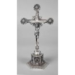 Kruzifix Silber 2. Hälfte 19. Jh., drei unleserliche Punzen, hexagonal facettierter, hohl